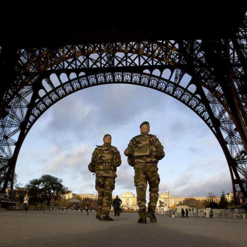 La Francia bombarda RaqqaIdentificato il quarto terrorista
