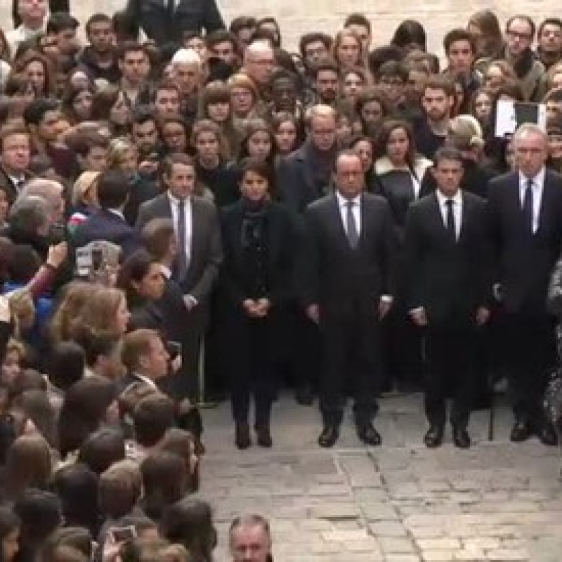 Hollande parla alle Camere"La Francia è in guerra"