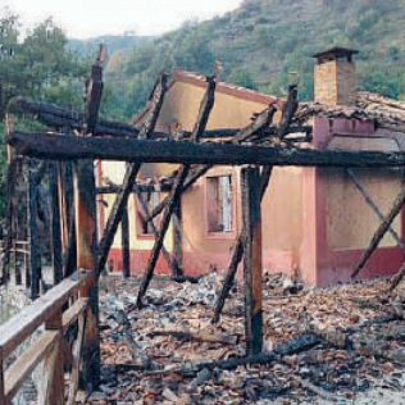 Incendiati rifugio e magazzino dell’Azienda foreste demaniali