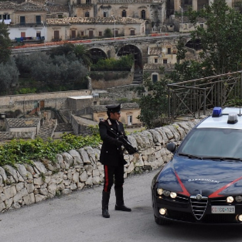 Tenta di corrompere i carabinieri per evitare una multa