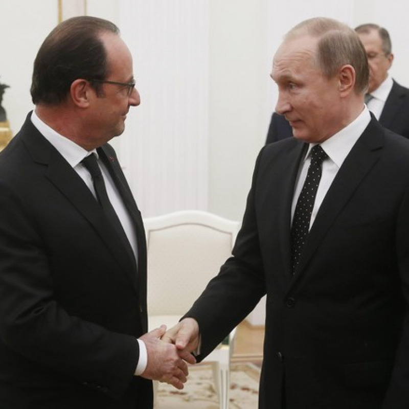 Putin incontra Hollande"Pronti a cooperare"