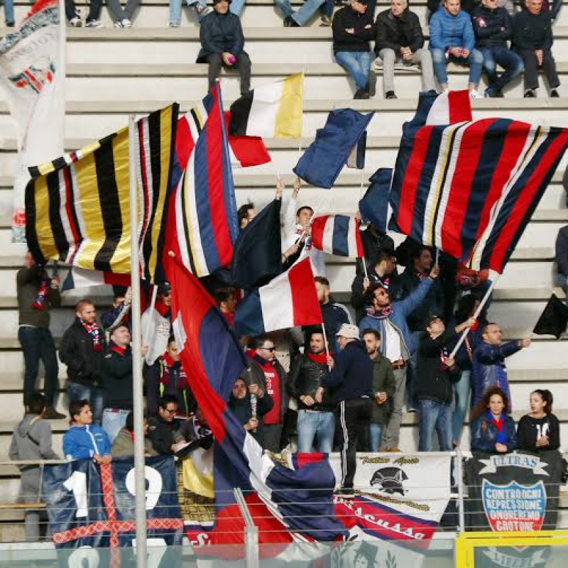 Cagliari ko, Crotone più vicino