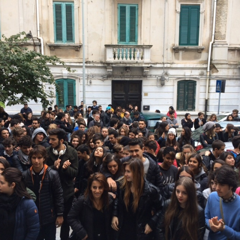 Studenti in protesta vestiti di nero