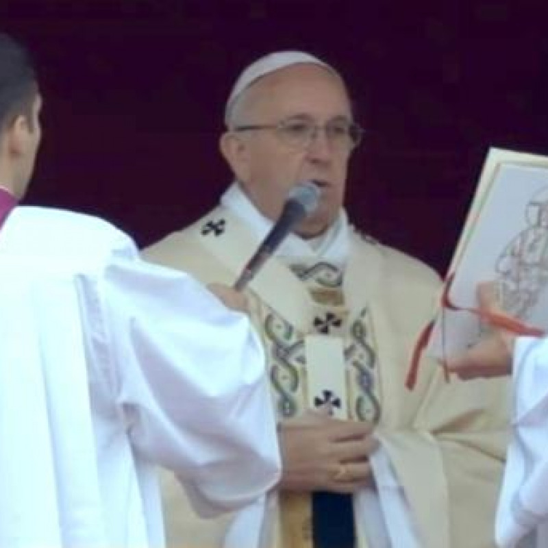 Papa Francesco celebra la messa