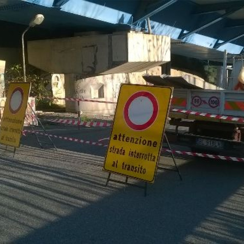 Via Argento chiusa per caduta massi