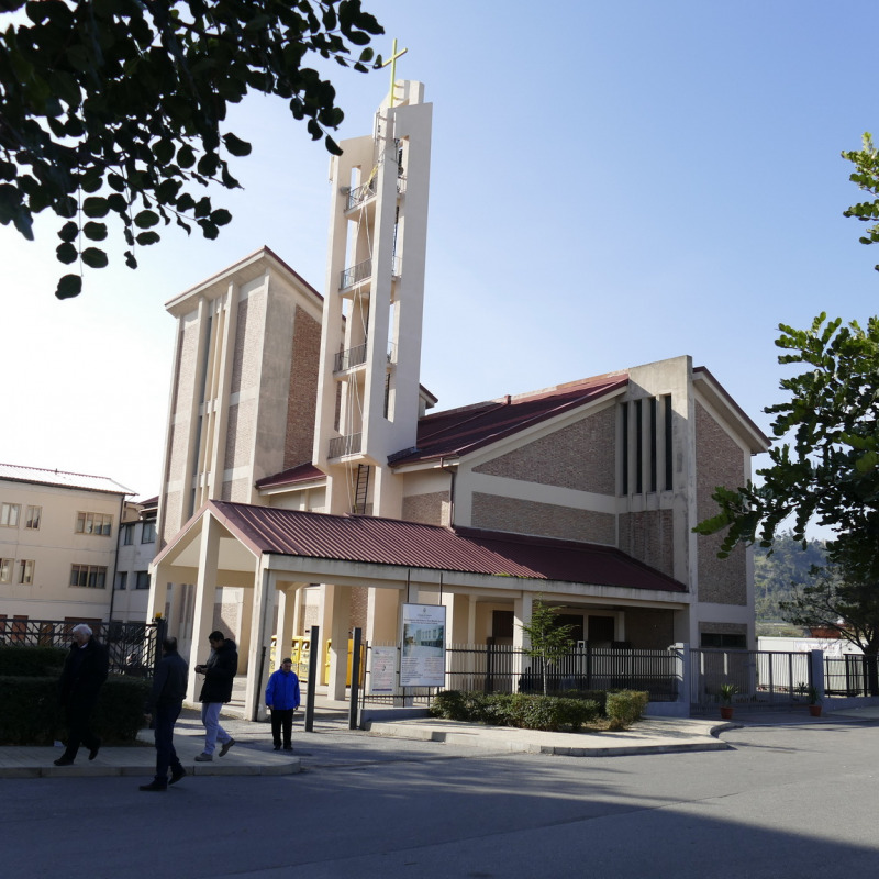 Chiesa sfregiata con olio esausto