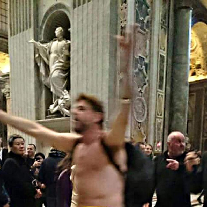 Entra nudo nella basilica di San Pietro