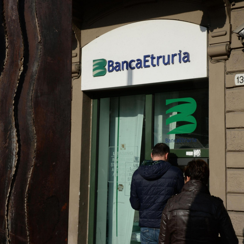 Bomba rudimentale davanti a Banca Etruria