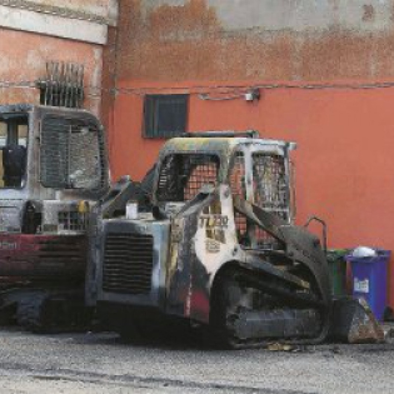 Notte di fuoco, quattro attentati incendiari