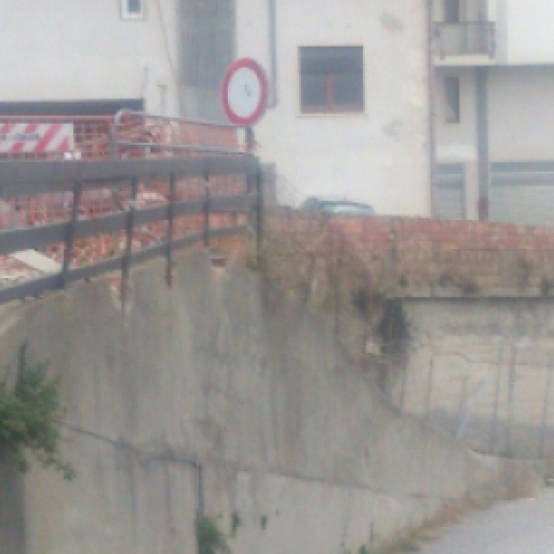 Famiglia "sequestrata" per il crollo di un muro