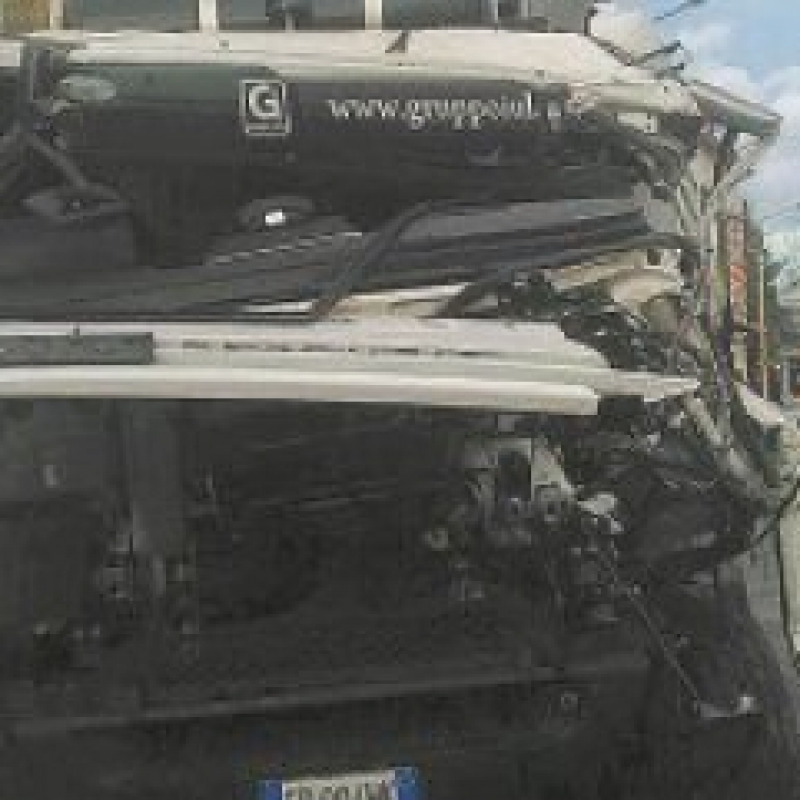 Scontro frontale tra camion, tragedia sfiorata