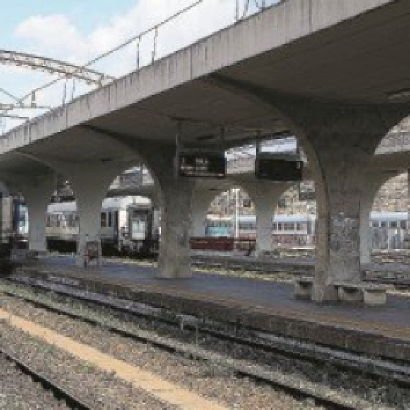 Treni cancellati e pendolari infuriati