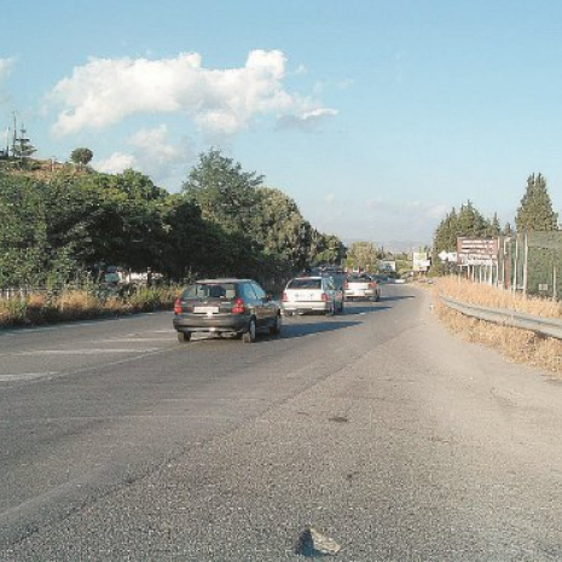 Scontro frontale tra auto, un ferito