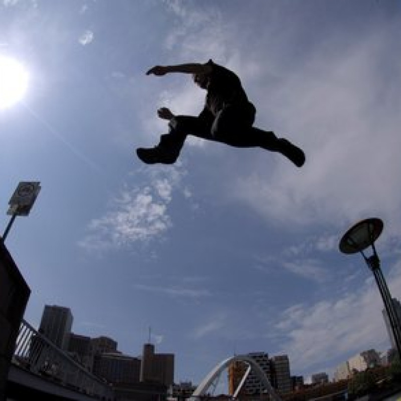 Si distingue nel "parkour" e i bulli lo picchiano