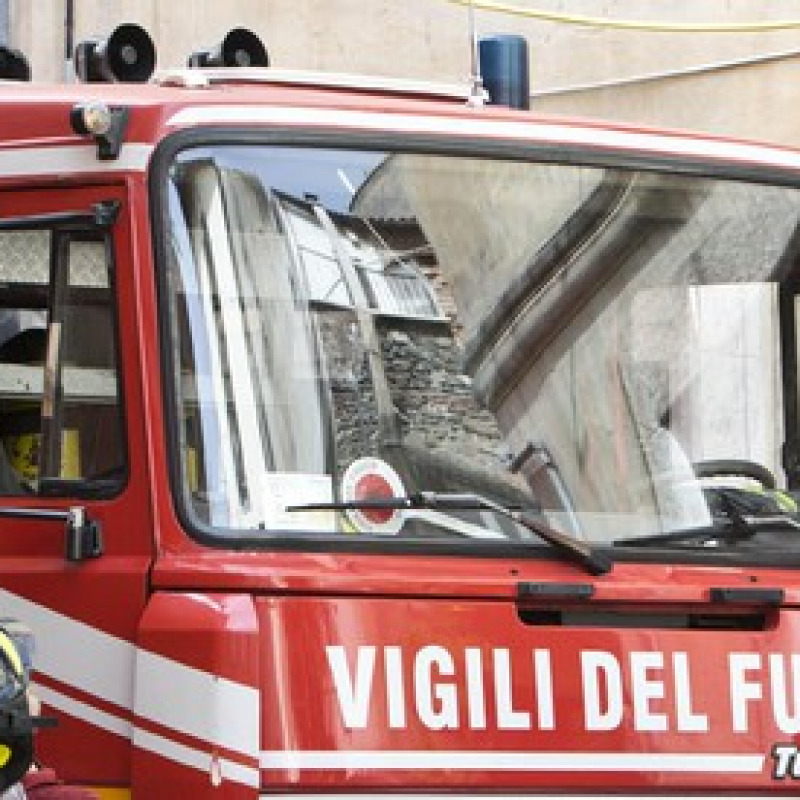 Incendio in negozio telefonia