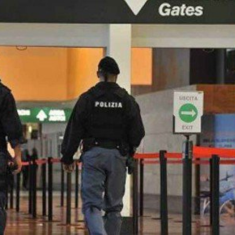Un coltello nella stampella, arrestato in aeroporto