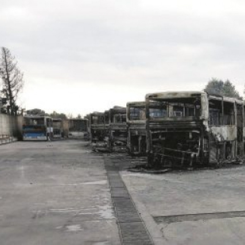 Incendio devasta 14 pullman della ditta Federico