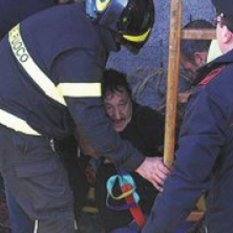 Giardiniere cade in un pozzo, salvato dai Vigili del fuoco