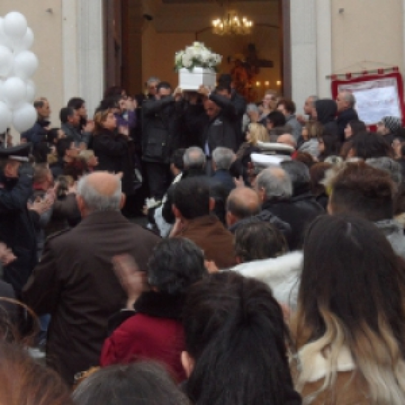 Più di duemila persone al funerale l piccolo Vittorio
