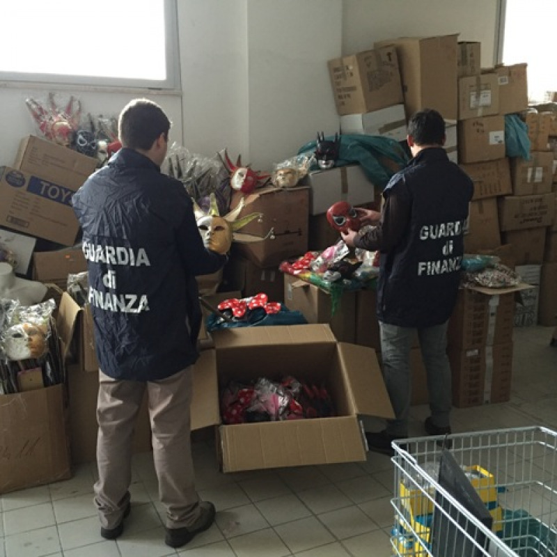 Sequestrati vestiti e maschere di carnevale