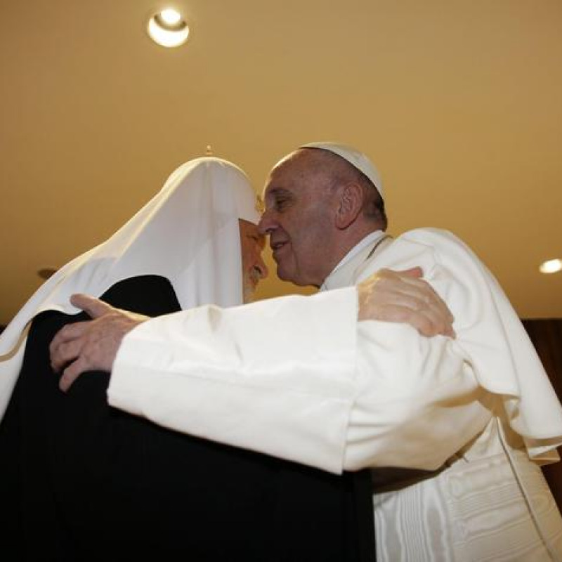 Papa Francesco, storico incontro con il patriarca Kirill