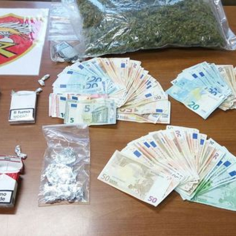 Marijuana e cocaina in un autolavaggio