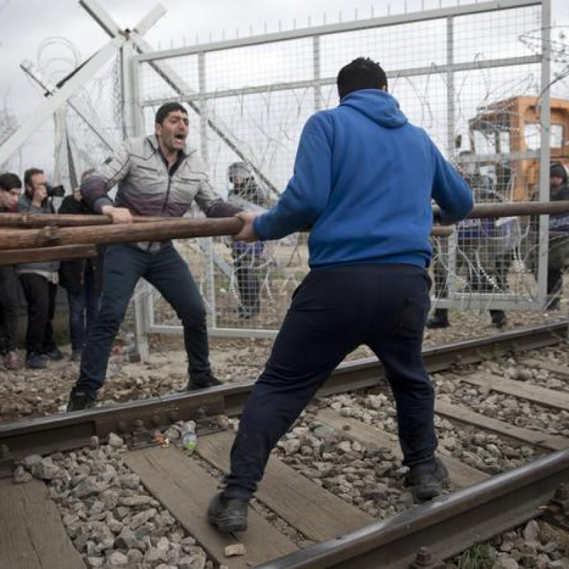 Migranti sfondano barriera Grecia-Macedonia