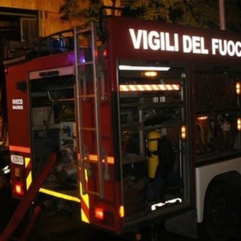 Incendio in un palazzo nel centro di Roma, un morto