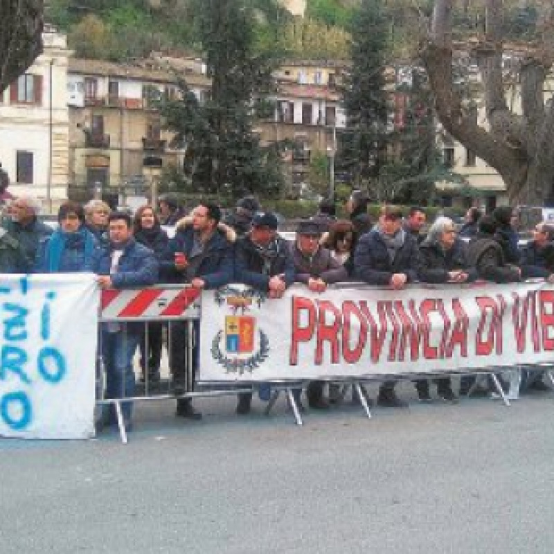 Dipendenti della Provincia bloccati dalla Polizia
