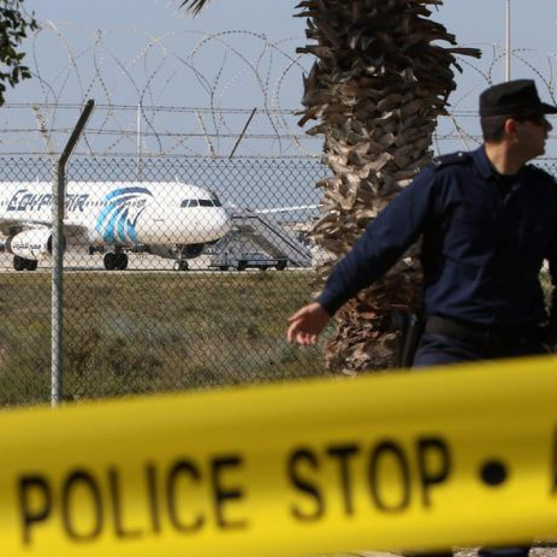 Dirottato aereo egiziano 11 in ostaggio