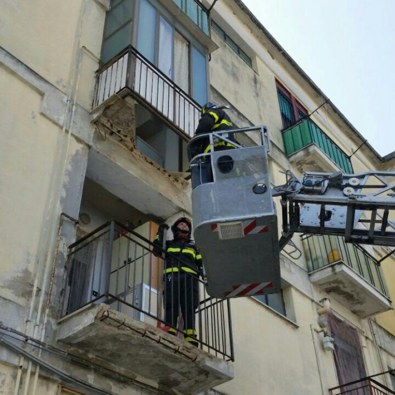 Crolla balcone a Villaggio Aldisio, tragedia sfiorata