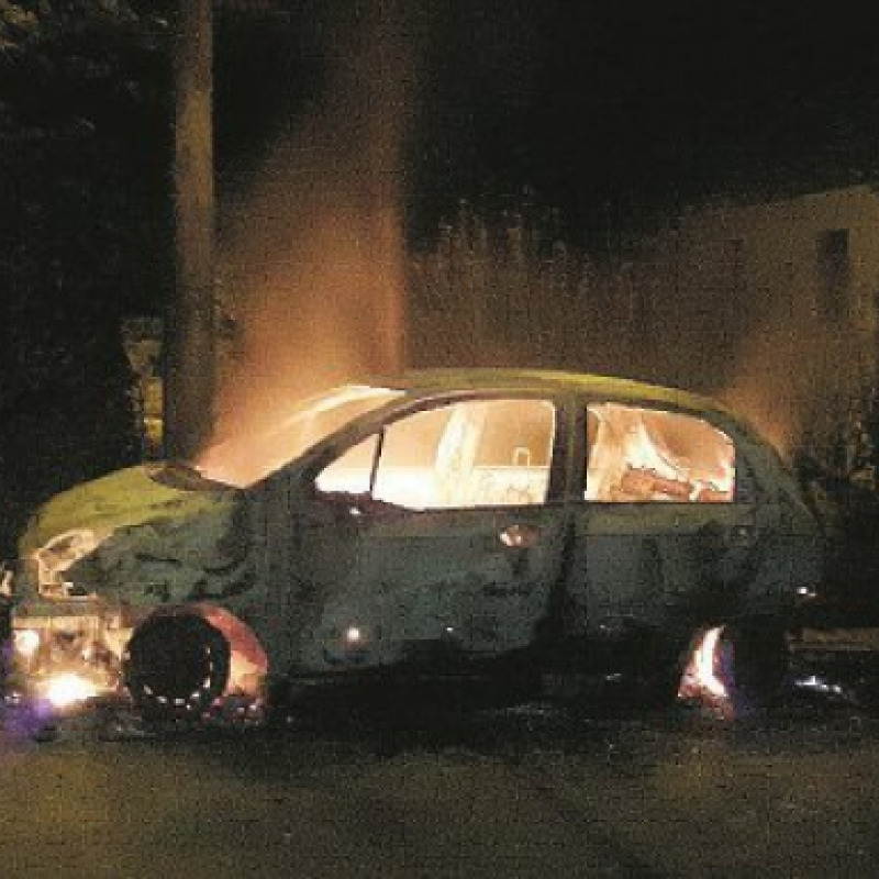 Distrutta dalle fiamme l’auto di un appuntato dei carabinieri