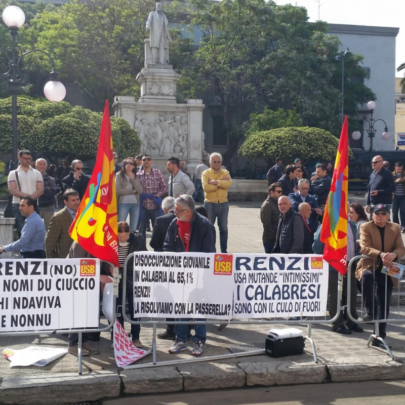 Renzi a Reggio: protesta davanti al museo