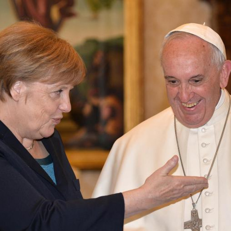 Il Papa: "Sogno un'Europa in cui migrare non sia un delitto"