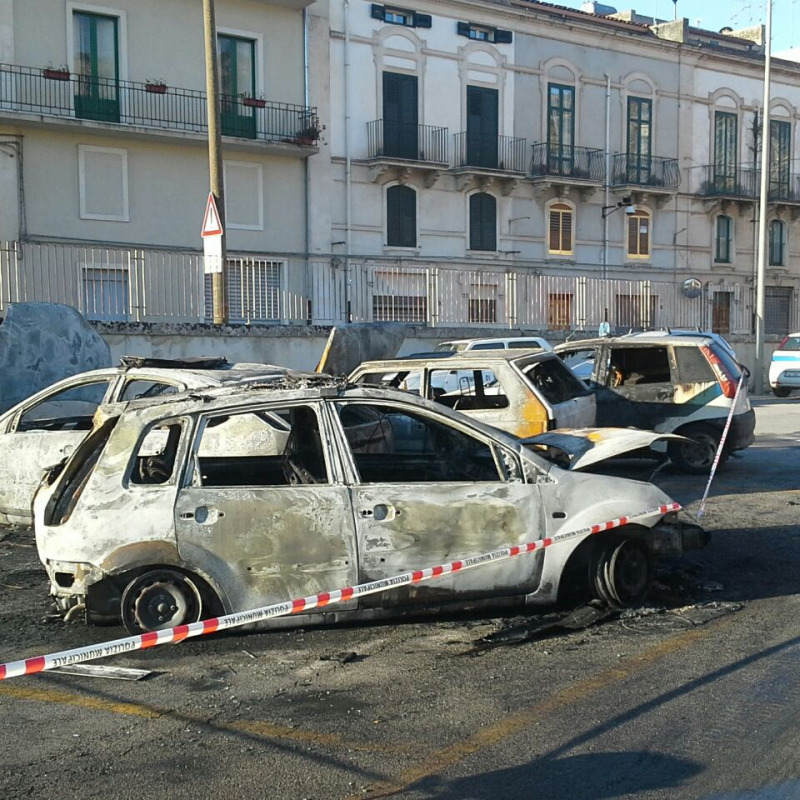 Incendiate quattro auto della polizia municipale