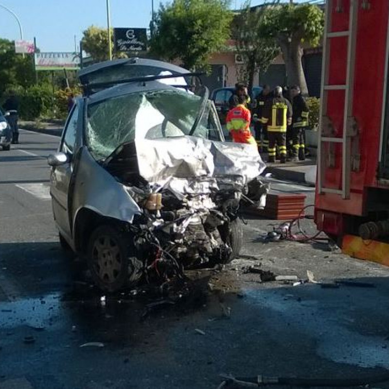 Scontro in pieno centro, muoiono due giovani