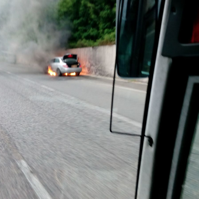 Paura in tangenziale per un'auto in fiamme