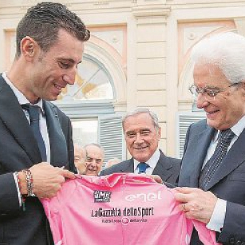 Vincenzo Nibali al Quirinale dona la maglia rosa a Mattarella