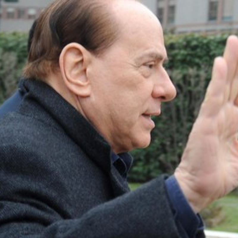 Berlusconi sereno: " Mi affido a Dio e ai medici"
