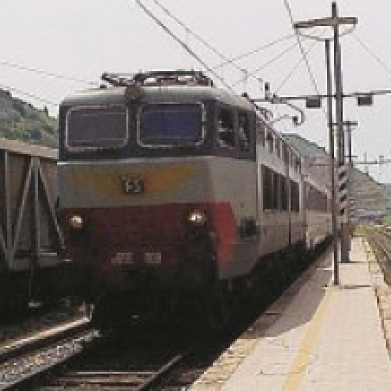 Rfi taglia corsa, pendolari in rivolta. Da oggi soppresso il treno R 8764 che collega Milazzo a Messina