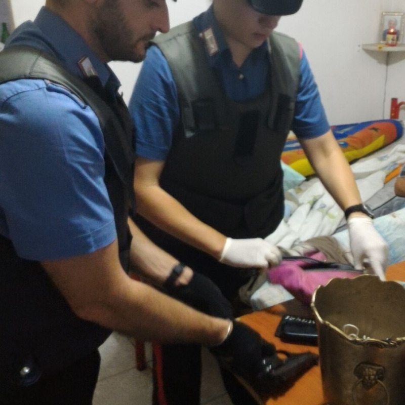 Pistola dietro il frigo: 61enne arrestato