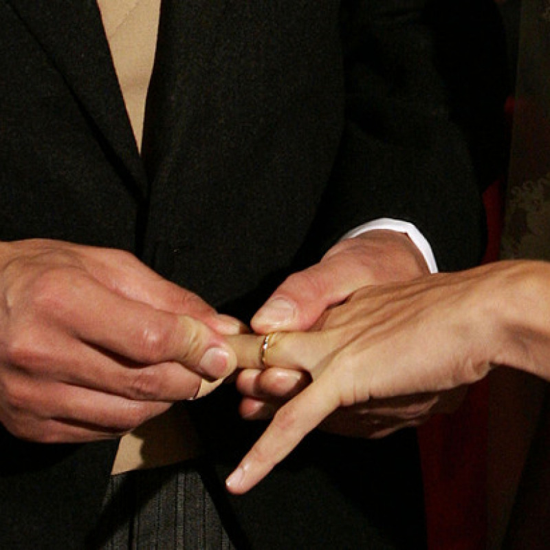 80enne sposa una 34enne, denunciati
