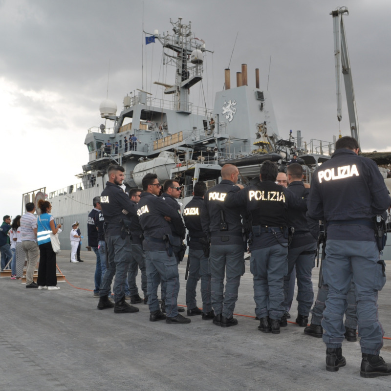 Sbarcano 143 migranti, scafista in manette