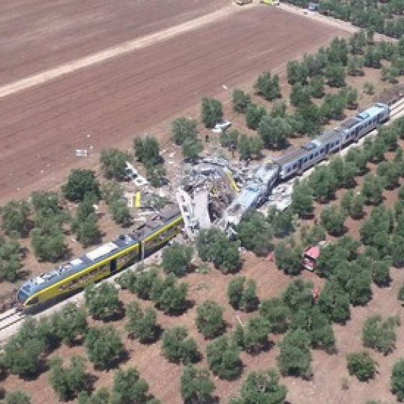 Scontro tra treni in Puglia quattro morti