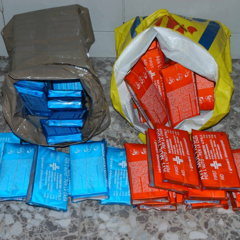 Kit di primo soccorso venduti per strada