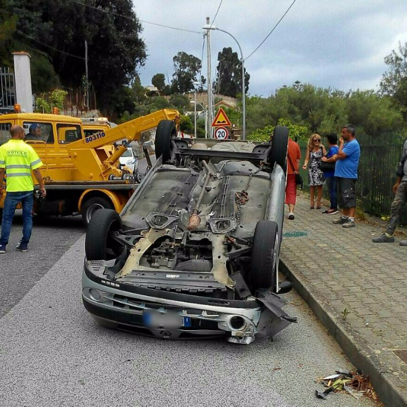 Auto si ribalta a Faro, ferito il conducente