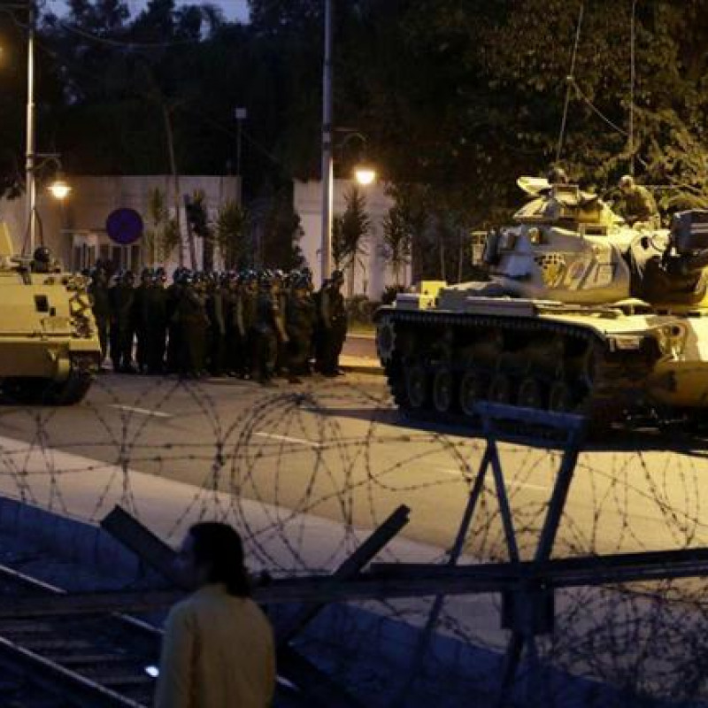 Colpo di Stato in Turchia, carri armati ed F16 su Ankara