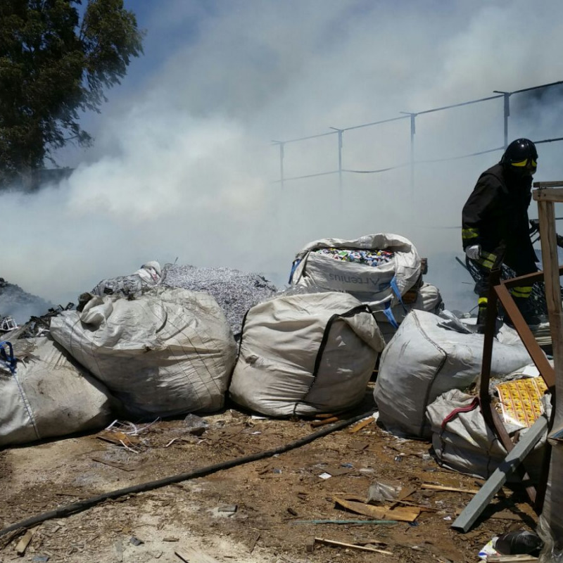 Incendio distrugge deposito di Pvc triturato