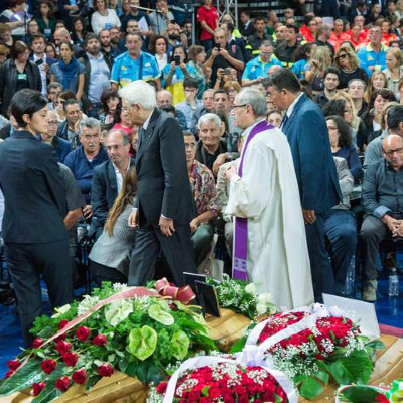 Il vescovo ai funerali: "Noi come periferia dell'Italia"