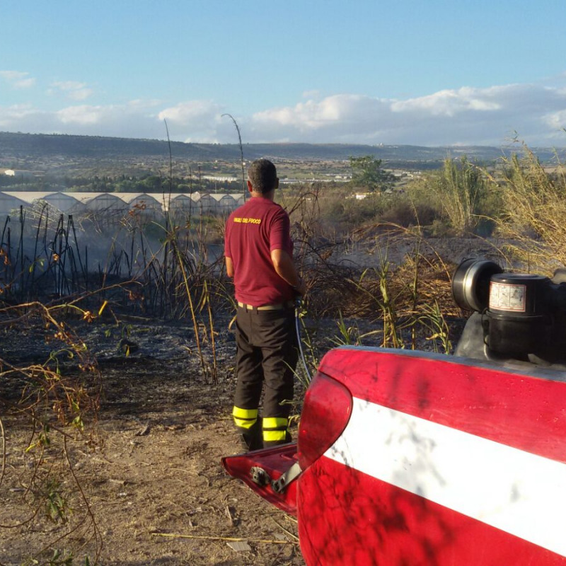 Incendio nella riserva del fiume Irminio